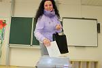 Volička Kamila Slezáková z Otrokovic přišla v pátek 7. října 2016 odvolit do volební místnosti v otrokovické Základní škole T. G. Masaryka.