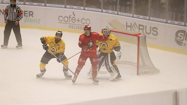 Hokejisté Zlína (žluté dresy) ve svém druhém domácím zápase sezony čelili Frýdku-Místku.
