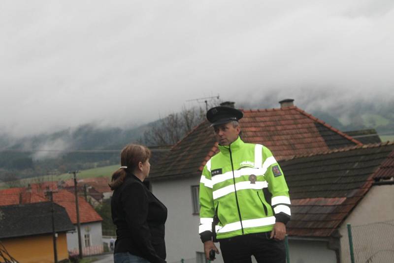 Starostka Ludmila Nejedlá zjišťuje průběh evakuace.