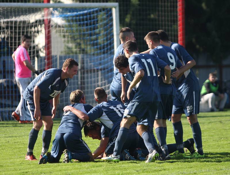 Fotbalisté Brumova (bílo-červení) v 11. kole divize E remizovali v derby se Slavičínem 1:1.