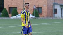 Lídr a vítěz fotbalového krajského přeboru z Baťova (ve žlutomodrém) ve 25. kole doma vysoko porazil 9:0 zachraňující se Valašskou Polanku.
