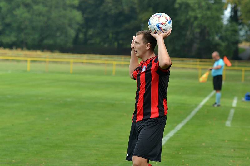 Fotbalisté Kvasic (v bílém) ve druhém kole krajského přeboru před početnou hodovou návštěvou porazili nováčka z Francovy Lhoty vysoko 5:0.