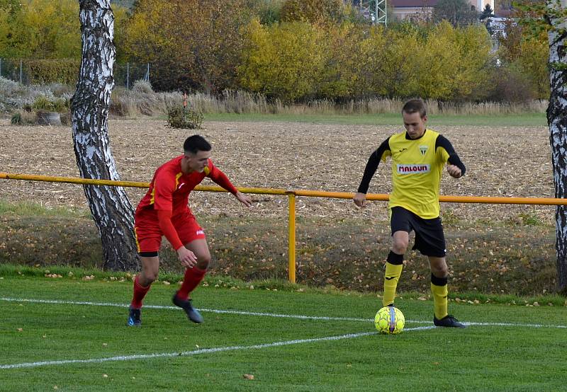 Fotbalisté Tečovic (žluté dresy) doma překvapivě přehráli Mladcovou.