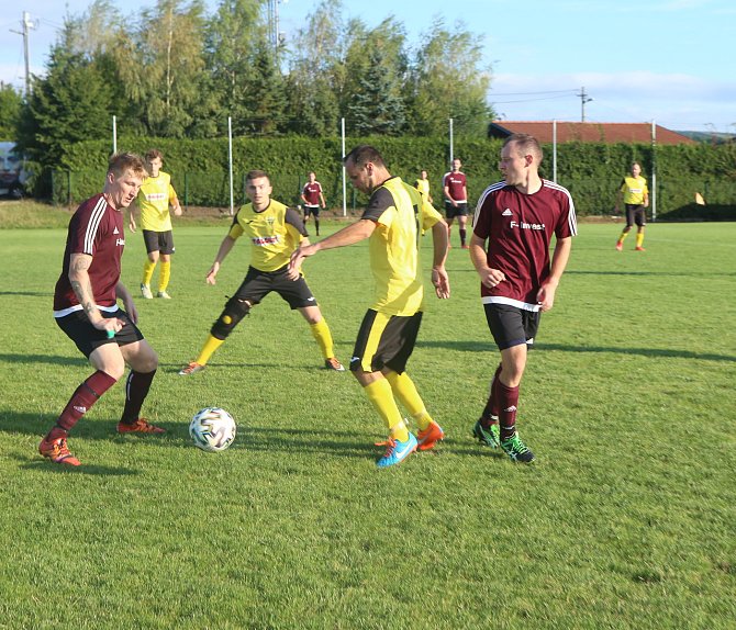 Fotbalisté Tečovic (žluté dresy) si bodově představovali jiný podzim. Navíc se musí potýkat s některými zraněními.