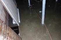 Voda v noci nečekaně zaplavila přízemí domu v Luhačovicích.