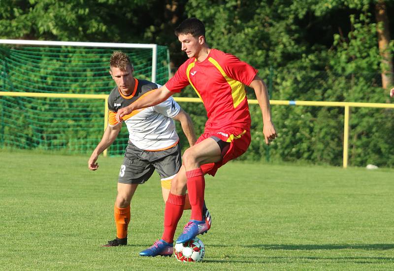 Fotbalisté Nevšové (v bílých dresech) zvítězili na hřišti Mladcové.