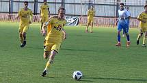 Fotbalisté Otrokovic (modro-bílé dresy) podruhé v sezoně zvítězili, porazili Jihlavu "B" 2:0.