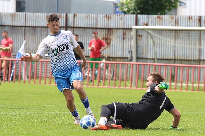 Fotbalisté Otrokovic (v bílých dresech) si v sobotu dokázali poradit s divizním Přerovem 4:2.