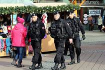 Policejní hlídky na vánočním trhu na náměstí Míru ve Zlíně.