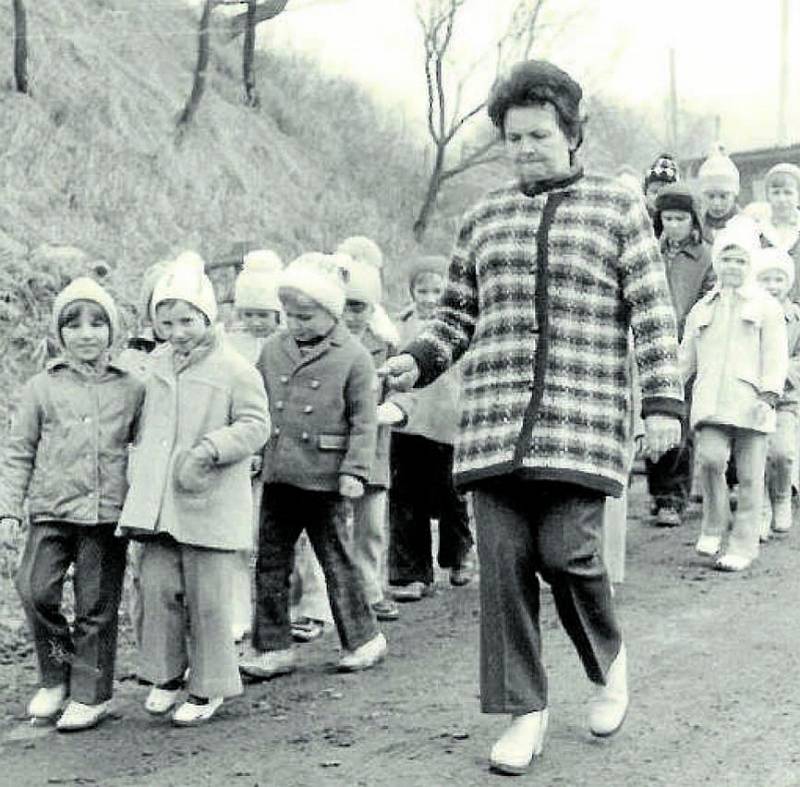 ŠKOLA HROU. 25. března 1976 se děti s paní učitelkou vydaly vycházkou na exkurzi do kravína na Podhradí. Zúčastnily se děti první, čtvrté a páté třídy. Škola v Pozlovicích byla jmenována konsignací farností již po 30leté válce.