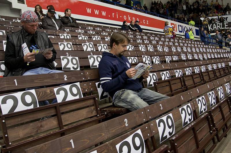 Extraligoví hokejisté Zlína (ve žlutém) nastoupili ve 3. kole nejvyšší soutěže proti Rytířům Kladno