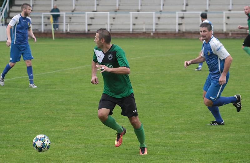 Slušovičtí fotbalisté (modré dresy) doma porazili Velké Karlovice 1:0.