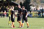 Fotbalisté Tečovic (ve žlutých dresech) prohráli v 10. kole krajské I. B třídy skupiny B s Louky 1:2. Foto: pro Deník/Jan Zahnaš