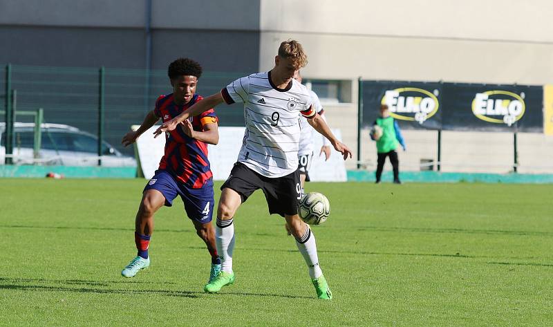 Fotbalisté Německa (bílé dresy) do osmnácti let zdolali na stadionu ve Zlíně Ameriku 2:0