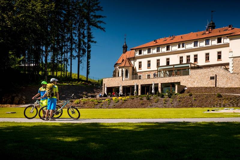 Wellness aktivity nejsou špatné, ale přátelé jsou pro zdraví podstatnější