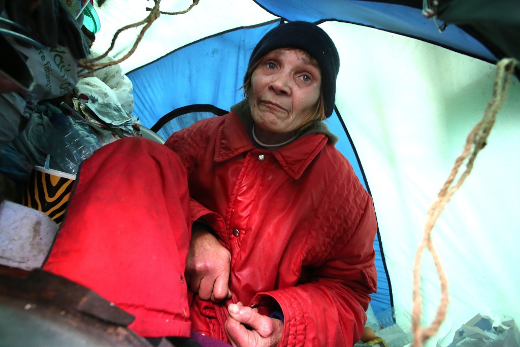 Už dva roky žije žena bez domova v malém stanu. Bez ohledu na venkovní  teploty - Zlínský deník