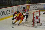 Hokejisté Brumova (červen dresy) doma podlehli Uherskému Hradišti 3:4 po nájezdech.
