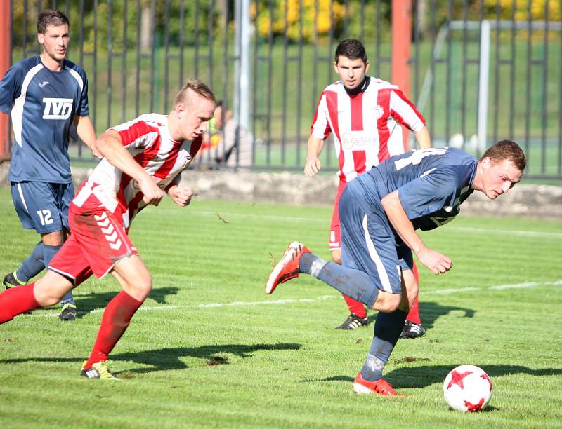 Fotbalisté Brumova (bílo-červení) v 11. kole divize E remizovali v derby se Slavičínem 1:1.