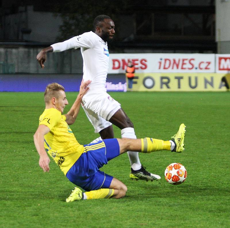 Prvoligoví fotbalisté Fastavu Zlín (ve žlutém) v pondělní dohrávce 15. kola FORTUNA:LIGY doma hostili favorizovanou Viktorii Plzeň. Na snímku Hnaníček a Kayamba.