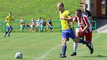 Fotbalisté Luhačovic (ve žlutém) ve druhém zápase krajského přeboru doma porazili Brumov 2:0.