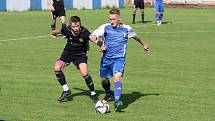 Fotbalisté Luhačovic (v černém) v rámci 23. kola krajského přebor nečekaně zvítězili ve Slušovicích 1:0.