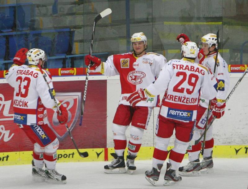 Extraligoví hokejisté Zlína (v modrém) se v dohrávce 1. kola extraligy střetli se Slavií Praha. 