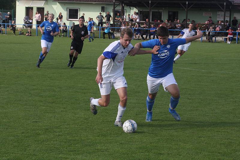 Fotbalisté Tlumačova (modré dresy) v rámci oslav výročí devadesáti let kopané v obci porazili Zdounky 2:0.