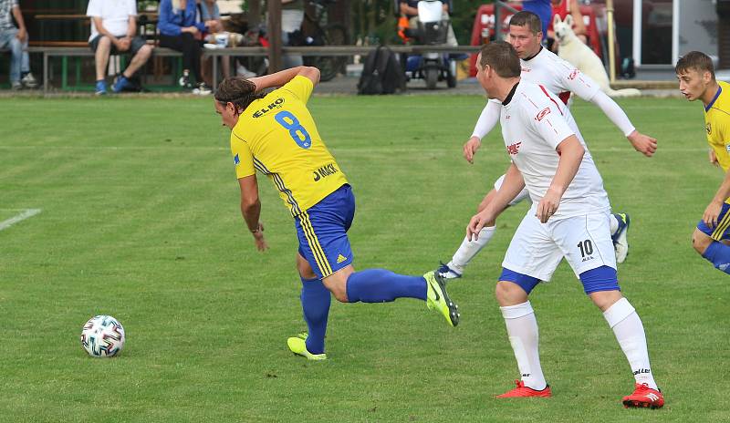 Fotbalisté Luhačovic (ve žlutých dresech) zvítězili na hřišti Sokola Veselá 4:3.