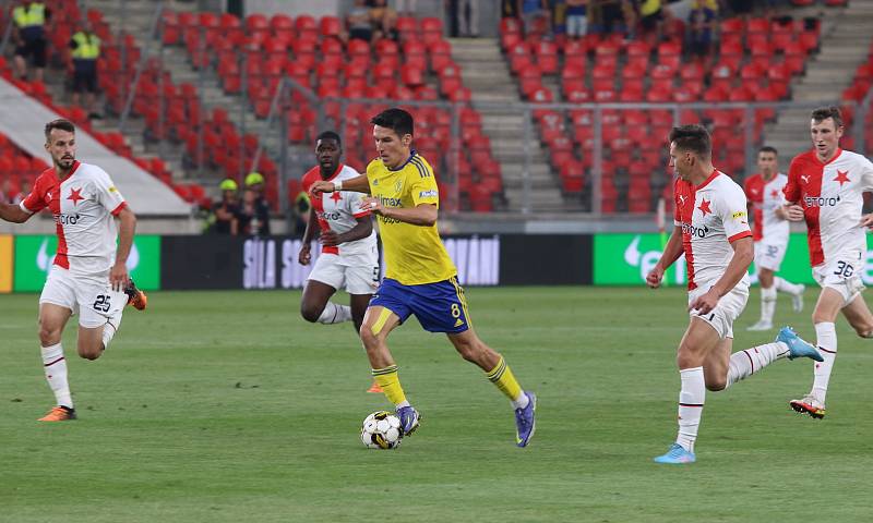 Fotbalisté Zlína (žluté dresy) ve 2. kole FORTUNA:LIGY prohráli se Slavií Praha 1:4.