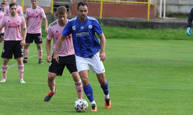 Fotbalisté Malenovic (růžové dresy) doma prohráli se Zborovicemi 1:5.