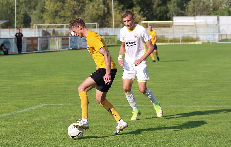 Fotbalisté Zlína B (bílé dresy) v 6. kole MSFL prohráli v Rosicích 1:2.