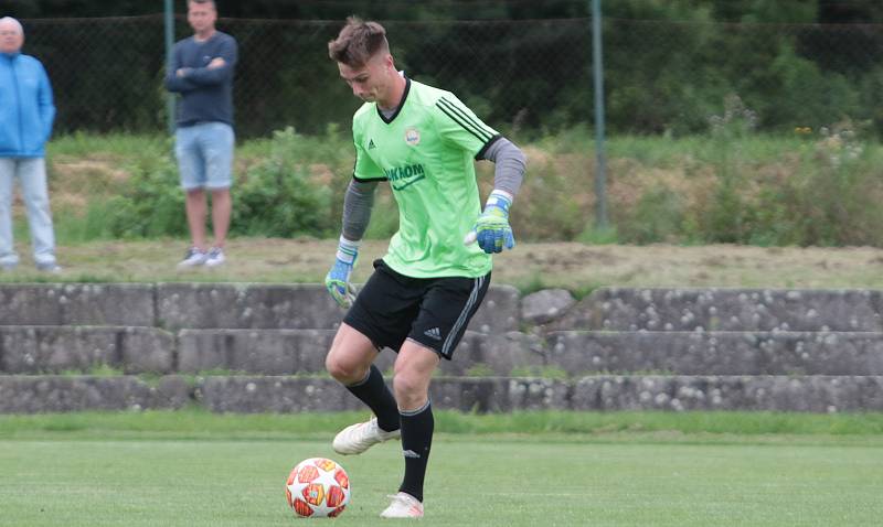 Fotbalisté Slavičína (v modrých dresech) na úvod přípravy zvítězili na Vršavě se Zlínem B 2:1