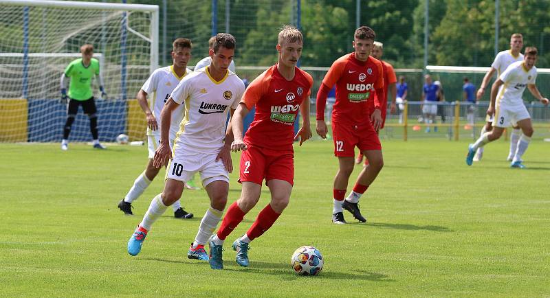 Fotbalisté Zlína B (bílé dresy) v sobotním přípravném zápase na Vršavě remizovali s juniorkou Zbrojovky Brno 2:2.