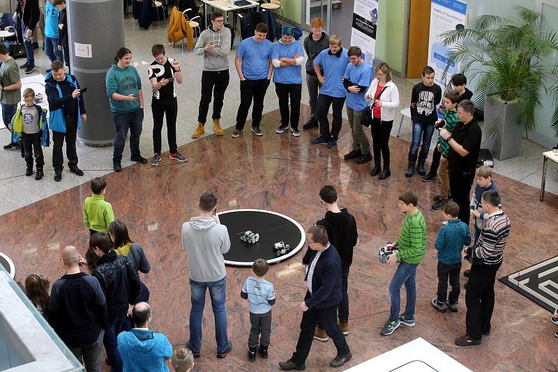 Soutěž malých robotů RoboGames na UTB ve Zlíně.