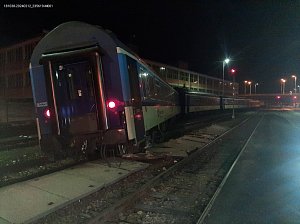 V železniční stanici Zlín vykolejil v pondělí 12. února 2024 v noci osobní vlak.