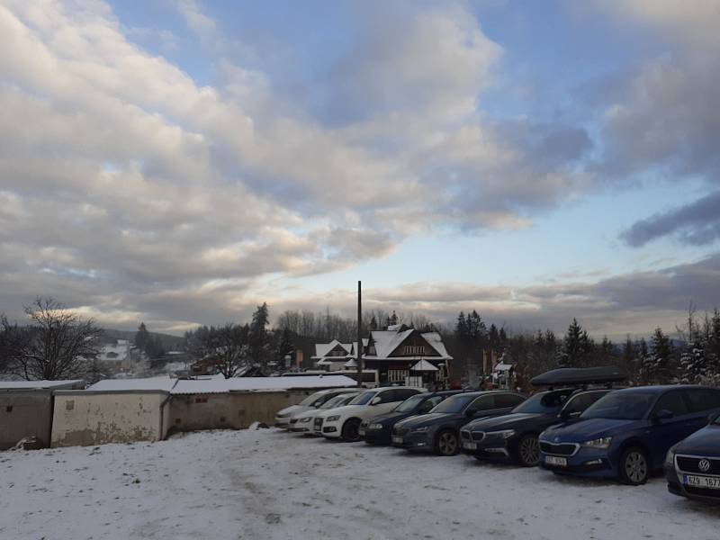 Skiareály ve Zlínském kraji praskaly o víkendu ve švech. Přesto si lidé zimní radovánky užili. Troják na Kroměřížsku.