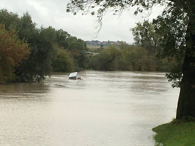 Vytrvalý déšť ve Zlínském kraji zaplavil cesty, zvedl hladiny řek. Řeka Morava nedaleko přístavu Otrokovice.