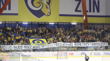 Hokejisté Zlína (žluté dresy) v závěrečném kole Tipsport extraligy vyzvali Pardubice. | Foto: pro Deník/Jan Zahnaš