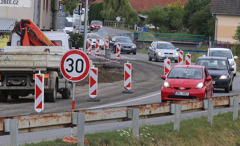 Oprava křižovatky v Bohuslavicích.