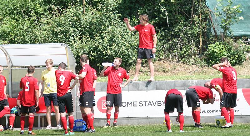 Fotbalisté Příluk (v červeném) na závěr sezony slavili vítězství.