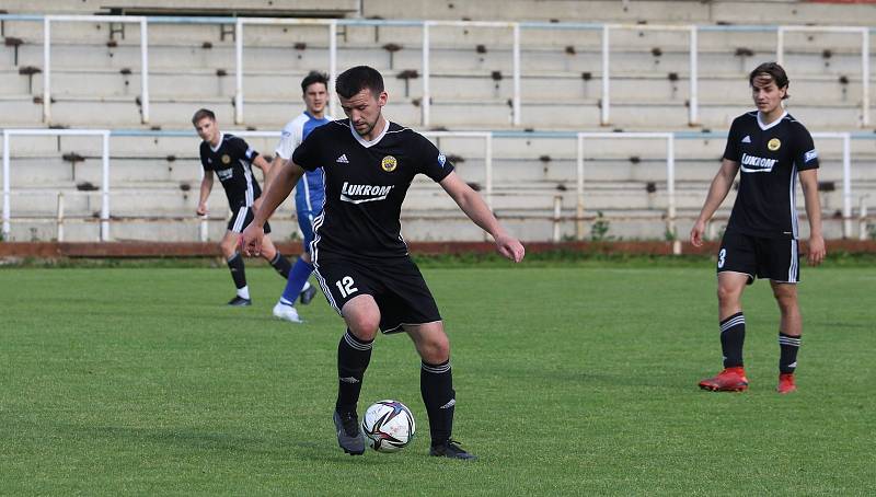 Fotbalisté Luhačovic (v černém) v rámci 23. kola krajského přebor nečekaně zvítězili ve Slušovicích 1:0.