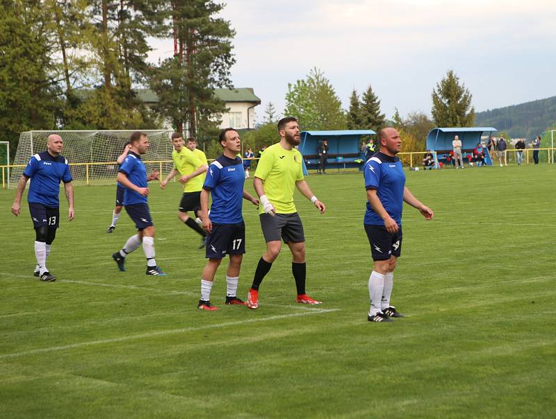 Fotbalisté Mladcové (žluté dresy) v semifinále KFS prohráli s Kateřinicemi 1:3.