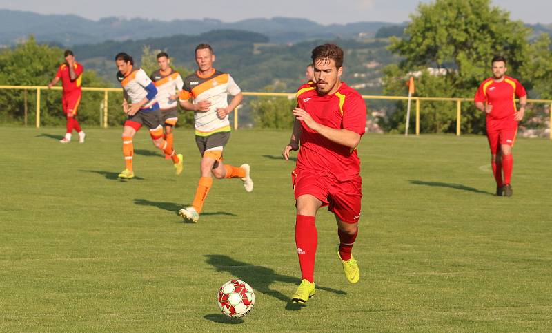 Fotbalisté Nevšové (v bílých dresech) zvítězili na hřišti Mladcové.