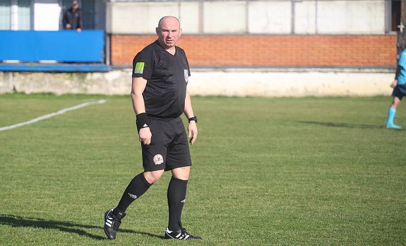 Fotbalisté Hvozdné (modré dresy) v přípravném zápase porazili Lužkovice.