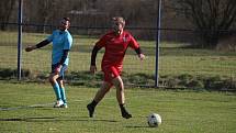 Fotbalisté Hvozdné (modré dresy) v přípravném zápase porazili Lužkovice.