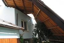 Silný vítr, který provázel bouřku, poničil řadu střech obytných domů ve Zlínském kraji.