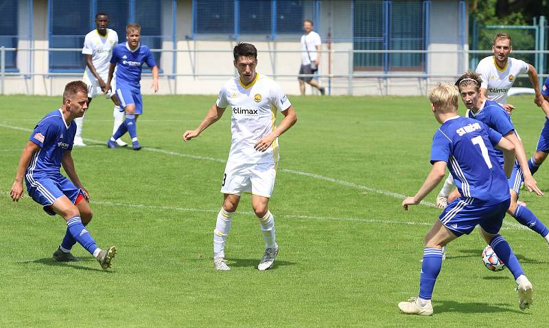 Fotbalisté Zlína (bílé dresy) v úvodním letním přípravném zápase přehráli třetiligový Uničov 5:1.