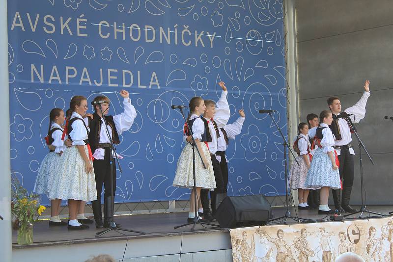 Moravské chodníčky se každoročně konají v Napajedlích. Jde o tradiční setkání folklórních souborů ze Slovácka, Valašska a Hané. Letos se sešli už po jednadvacáté.