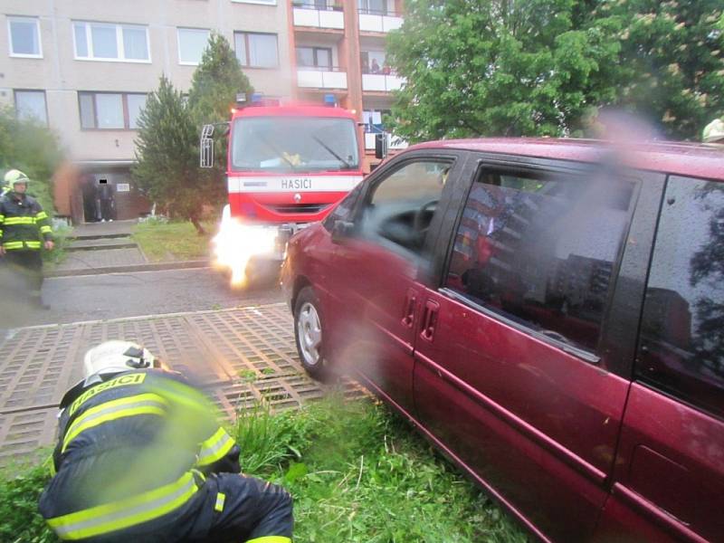 Vozidlo sjelo z parkoviště na okraj srázu