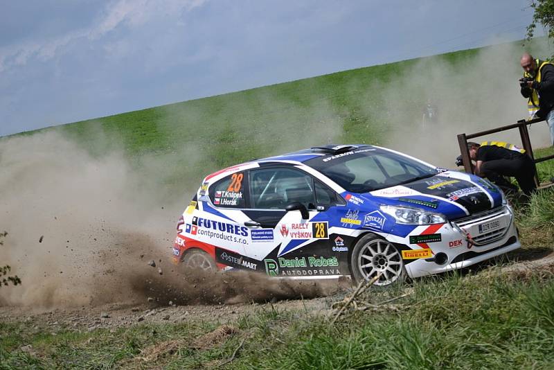 Cenné vítězství si v sobotním druhém podniku RI Okna rallysprint série - Rally Vyškov připsala posádka Martin Vlček se spolujezdkyní Jindřiškou Žákovou. O vítězi rozhodla až smolná havárie do té doby vedoucího Romana Odložilíka dvě rychlostní zkoušky před